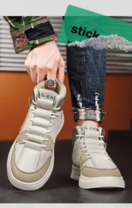 Vue détaillée en gros plan de baskets montantes beiges avec empiècements et lacets.