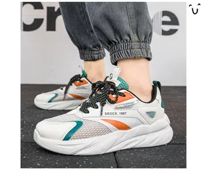 Vista dettagliata di sneaker sportive rétro da uomo traspiranti in arancio e verde