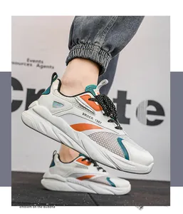 Dettaglio delle scarpe da corsa traspiranti da uomo in bianco e arancione