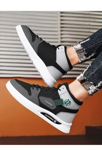 Chaussures de skate montantes pour hommes noir et gris style sport décontracté.