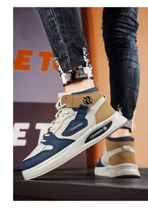 Détail rapproché des baskets montantes pour hommes en beige, bleu marine et fauve