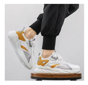 Vista dettagliata di eleganti scarpe da corsa retrò traspiranti bianco e giallo