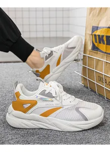 Vista dettagliata delle sneakers da corsa casual da uomo in mesh traspirante bianco e giallo