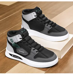 Vue détaillée des chaussures de skate montantes noir et gris avec semelles blanches.