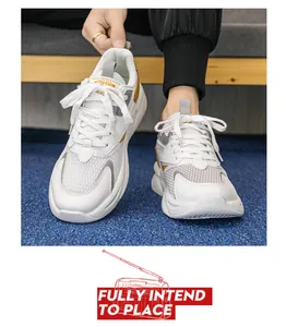 Primo piano del mesh traspirante e del design elegante di queste scarpe da uomo.