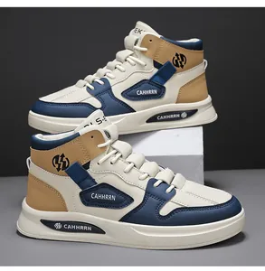 Détail de chaussures de skate montantes pour hommes avec coutures tricolores.