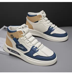 Vue latérale de baskets de skate montantes crème et bleu marine en studio