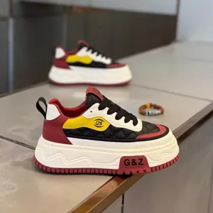 Primer plano detallado de zapatillas de plataforma en cuero rojo y amarillo con suela gruesa