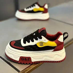 Vista lateral de zapatillas de cuero retro de diseño con suelas gruesas.