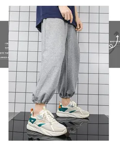 Vista dettagliata delle sneakers traspiranti da uomo color crema su superficie