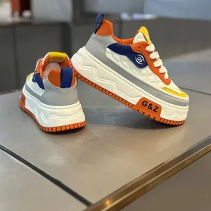 Vista detallada de zapatillas de plataforma retro de cuero con suelas gruesas