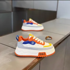 Perfil lateral de una zapatilla retro de cuero con plataforma multicolor para hombre
