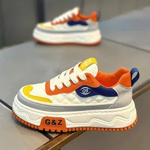 Zapatillas vintage de cuero con plataforma naranja y blanco con detalle de logo QS