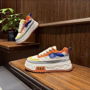 Vista lateral detallada de zapatillas retro de plataforma con suelas gruesas