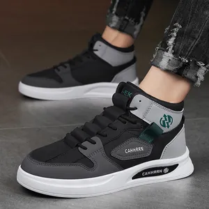 Chaussures de skate montantes pour hommes en noir et gris avec semelle blanche