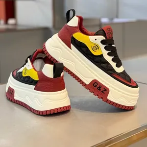 Perfil lateral detallado de zapatillas retro de cuero con plataforma para hombre