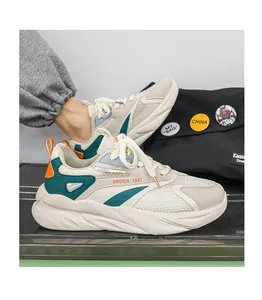Vista dettagliata di sneaker traspiranti da uomo color crema con dettagli verde petrolio.