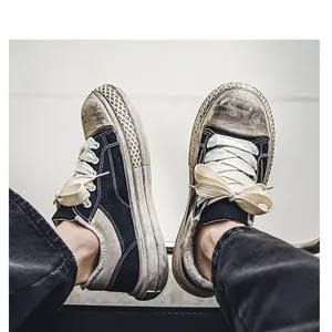 Vista detallada de zapatillas de lona negra de estilo retro con suelas gruesas efecto fundido.