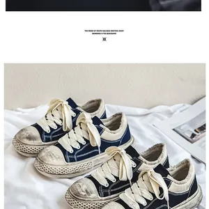 Primer plano de zapatillas vintage de lona con plataforma y suelas gruesas onduladas.