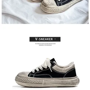 Perfil lateral de zapatillas de lona vintage con una suela de goma gruesa y rugosa