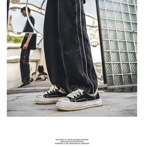 Primer plano de zapatillas de plataforma de lona negra vintage para hombre estilo callejero