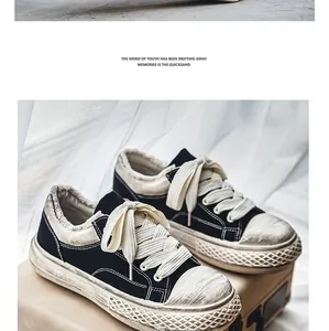 Primer plano detallado de zapatillas de lona negra vintage con suelas gruesas