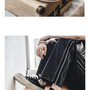 Primer plano de zapatillas vintage de lona blanca y negra con suelas de plataforma gruesas.