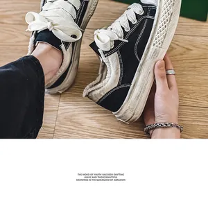 Detalle de zapatillas de lona estilo vintage con cordones gruesos en el suelo