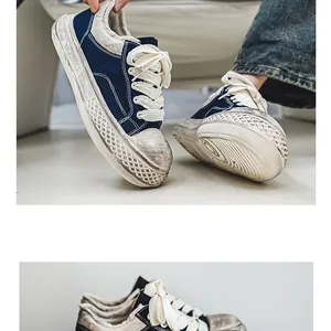Vista detallada de las zapatillas de lona retro con suela gruesa y efecto desgastado