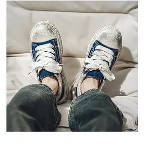 Primer plano de zapatillas de lona azul marino con suelas onduladas de goma.