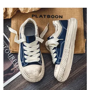 Vista detallada de zapatillas de lona azul marino desgastadas con suela gruesa y look vintage