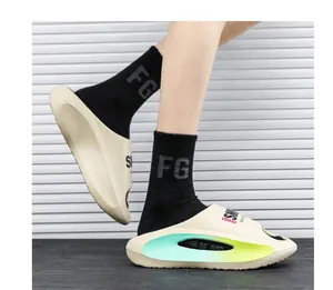 Seitenansicht von cremefarbenen EVA-Slides mit Neon-Farbverlauf und Socken