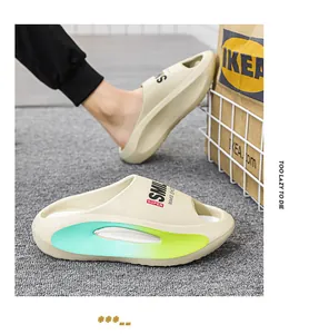 Detailansicht beige EVA-Slipper mit limettengrünem Farbverlauf und SMILE-Aufdruck.
