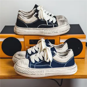 Zapatillas vintage de lona azul marino con suela de plataforma gruesa y detalles retro deshilachados