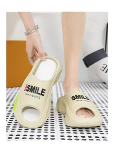 Nahaufnahme von bequemen beigen EVA-Plateau-Sandaletten mit Smile-Logo-Print