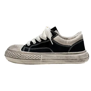 Zapatillas de lona vintage desgastadas con suela de plataforma y cordones blancos.