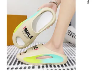 Detailansicht weicher EVA-Sandalen mit lebhaftem Farbverlauf und Smile-Textaufdruck