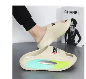Komfortable beige EVA-Plateau-Slipper mit seitlichem Farbverlauf und SMILE-Aufdruck
