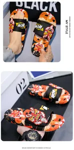 Détails des claquettes motif dragon avec semelle en caoutchouc et design MOM stylé