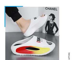 Detailansicht der weißen EVA-Slipper mit dicker Sohle und buntem Farbverlauf