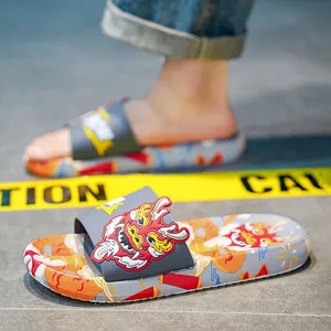 Claquettes tendance Année du Dragon avec design de dragon 3D et semelle souple confortable