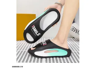 Detailansicht schwarzer EVA-Slipper mit mintgrünem Farbverlauf und SMILE-Logo-Aufdruck