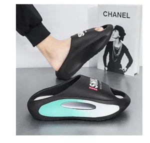Detailliertes Seitenprofil schwarzer EVA-Slipper mit mintgrünen Akzenten und SMILE-Aufdruck