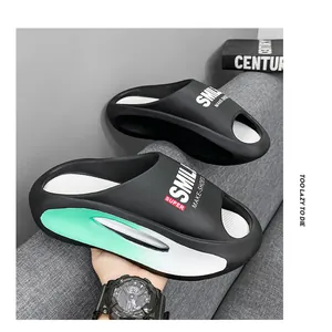 Detailansicht der schwarzen EVA-Schaum-Sandalen mit Smile-Print und grünem Farbverlauf-Akzent