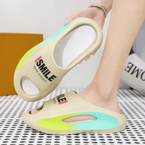 Bequeme beige EVA-Schlappen mit hellgrünem Farbverlauf und einem Smile-Print-Motiv