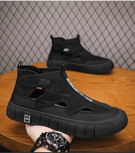 Vista detallada de las zapatillas casuales de malla negra calada para hombres fuera