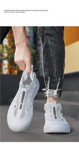 Vista detallada de zapatillas dad blancas de malla transpirable para hombre en ciudad
