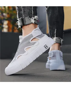 Vista de detalle de zapatillas blancas transpirables para hombre con diseño calado