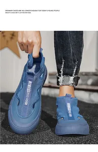 Primer plano de zapatillas de malla azul transpirable con suelas gruesas y caladas