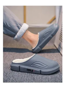 Détail de chaussons gris imperméables pour hommes avec doublure chaude en fourrure.